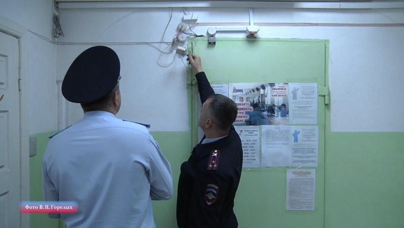 Полицейские осмотрели помещение тщательно Полицейские осмотрели помещение тщательно