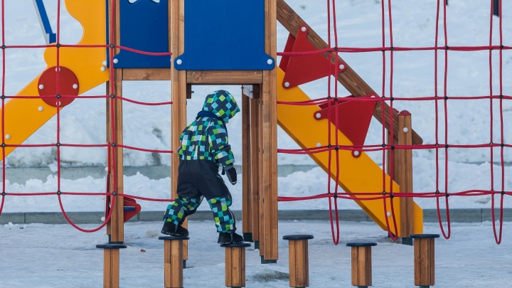 Серое — не значит скучное: что нужно знать о детских площадках зимой