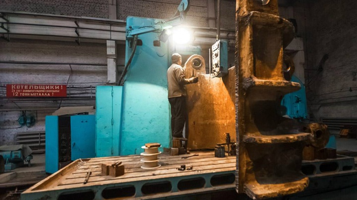 «Оплошность исполнителя»: на заводе в Челябинской области рабочего придавило металлической балкой