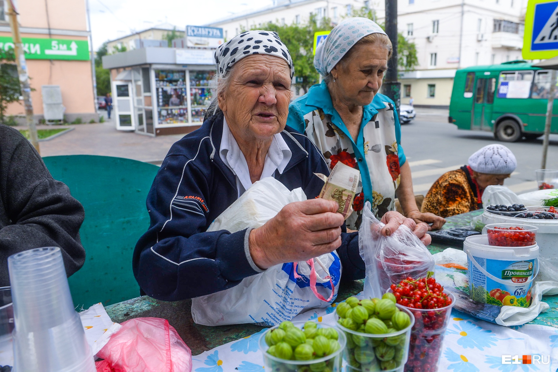 Пенсионеры в регионах. Пенсионеры на рынке. Рынок с бабками. Бабуська на рынке. Бабка с продуктами.