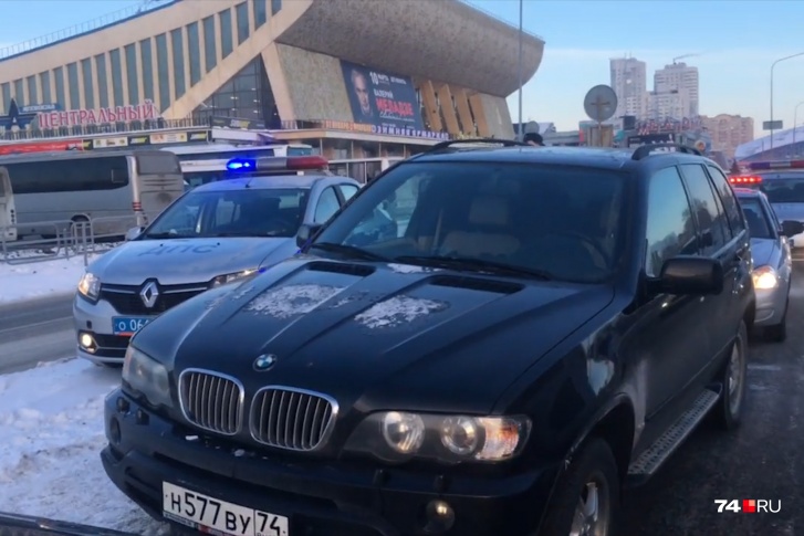 Водитель BMW сначала подрезал автомобилиста, а потом, как утверждает пострадавший, ещё и выстрелил в него Водитель BMW сначала подрезал автомобилиста, а потом, как утверждает пострадавший, ещё и выстрелил в него
