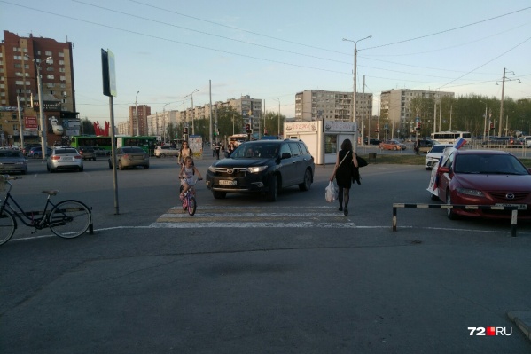 Пешеходный переход у торгового центра «Широтный» Пешеходный переход у торгового центра «Широтный»