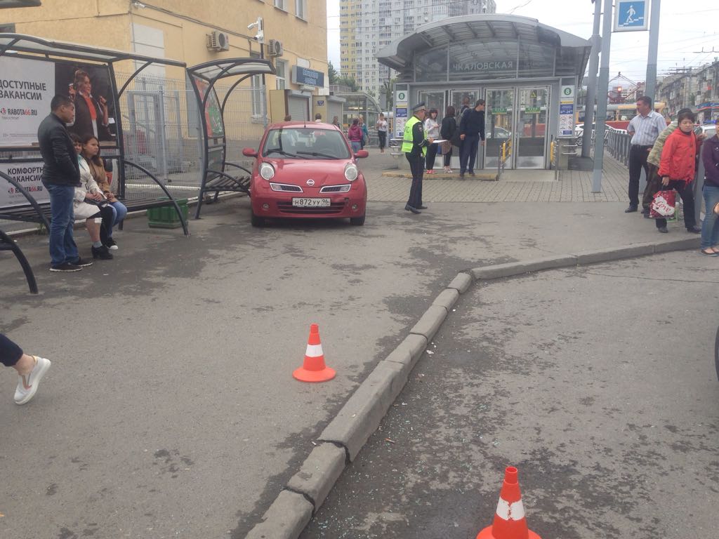 У Южного автовокзала Nissan вылетел на остановку и сбил двух человек |  17.08.2018 | Екатеринбург - БезФормата