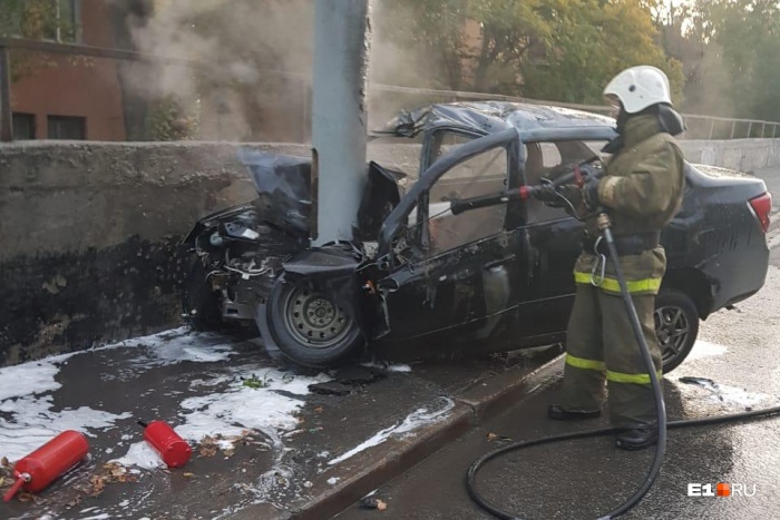 Легковушка врезалась в столб и загорелась Легковушка врезалась в столб и загорелась