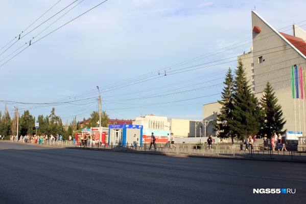 На месте остались только киоски мороженого «СибХолод», «Бристоль» и Роспечати, которые стояли рядом<br><br> На месте остались только киоски мороженого «СибХолод», «Бристоль» и Роспечати, которые стояли рядом<br><br>