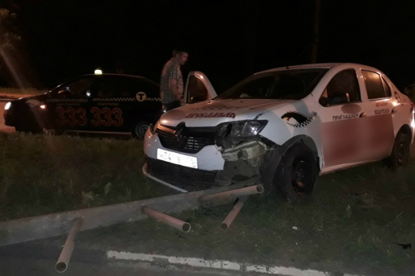 Одна из машин вылетела на разделительную полосу и врезалась ограждение Одна из машин вылетела на разделительную полосу и врезалась ограждение