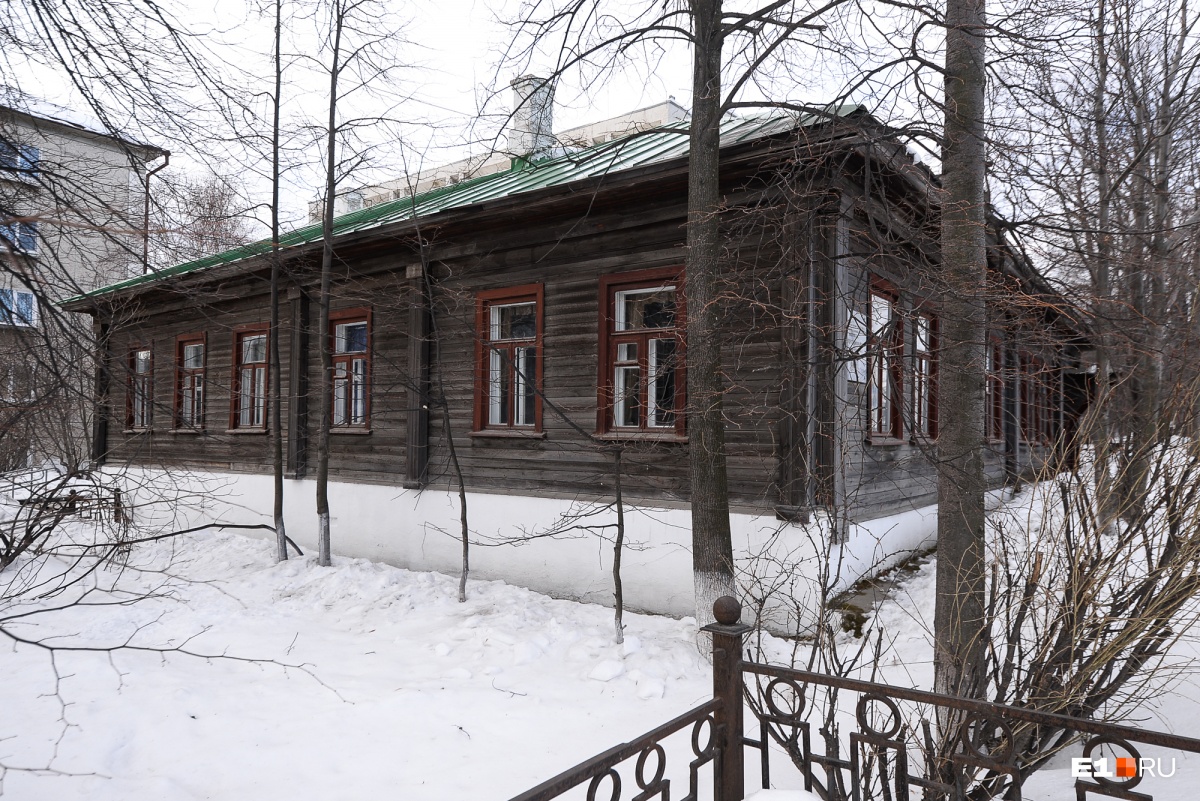 Тот самый служебный дом, где в 1855 году поселилась семья священника Степана Попова Тот самый служебный дом, где в 1855 году поселилась семья священника Степана Попова