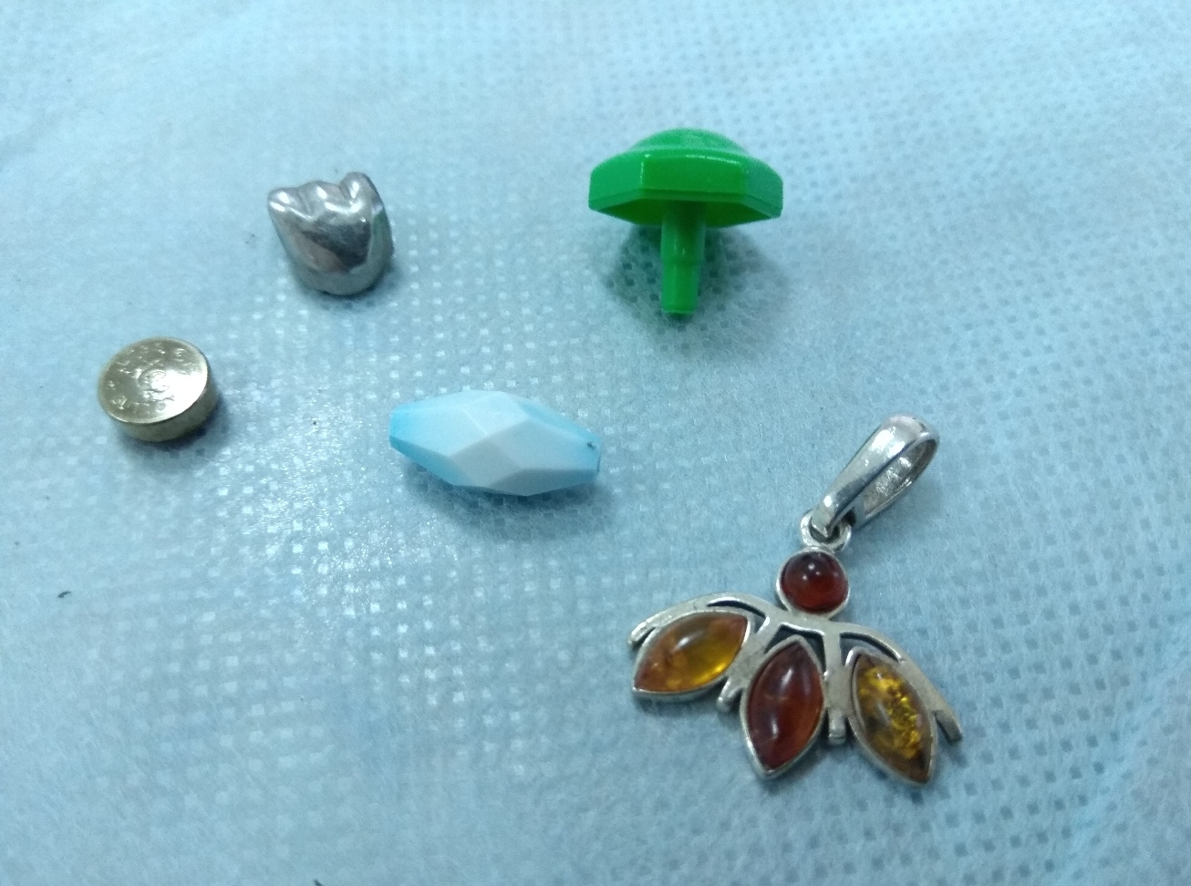 Вот какие инородные предметы врачам приходилось доставать: тут пуговицы, кулончик и другие мелкие детали