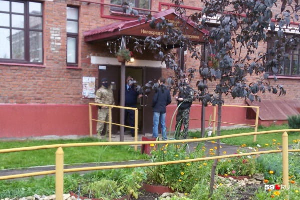 Силовики у подъезда дома на улице Циолковского Силовики у подъезда дома на улице Циолковского