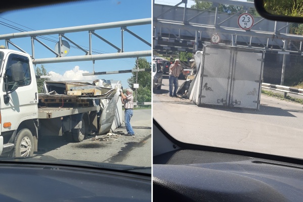 У автомобиля при попытке проезда под мостом сорвало кузов У автомобиля при попытке проезда под мостом сорвало кузов