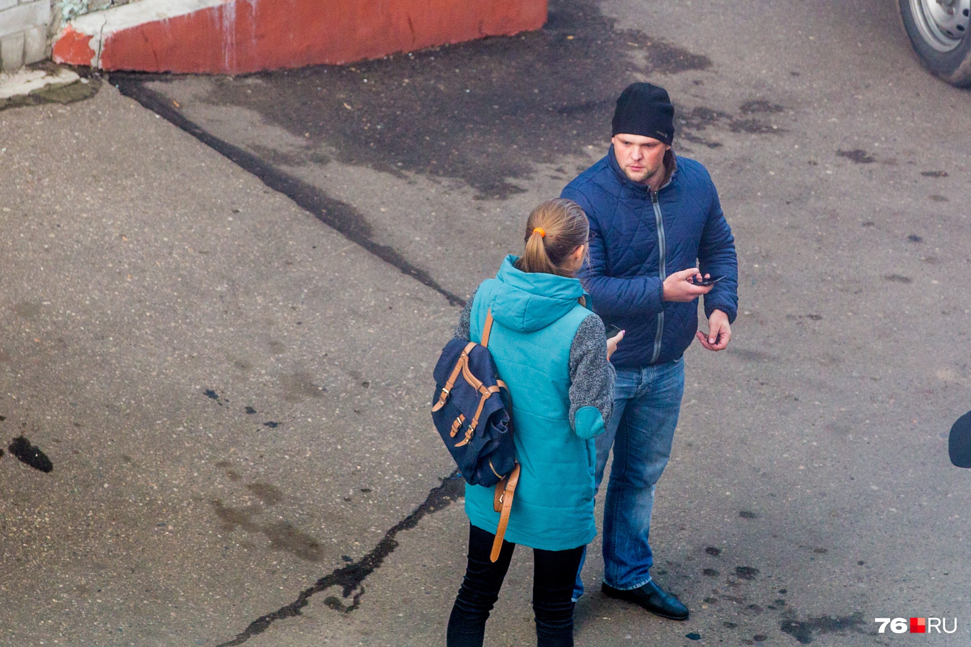 Через несколько минут нам перезвонил курьер, и мы договорились встретиться по указанному адресу Через несколько минут нам перезвонил курьер, и мы договорились встретиться по указанному адресу
