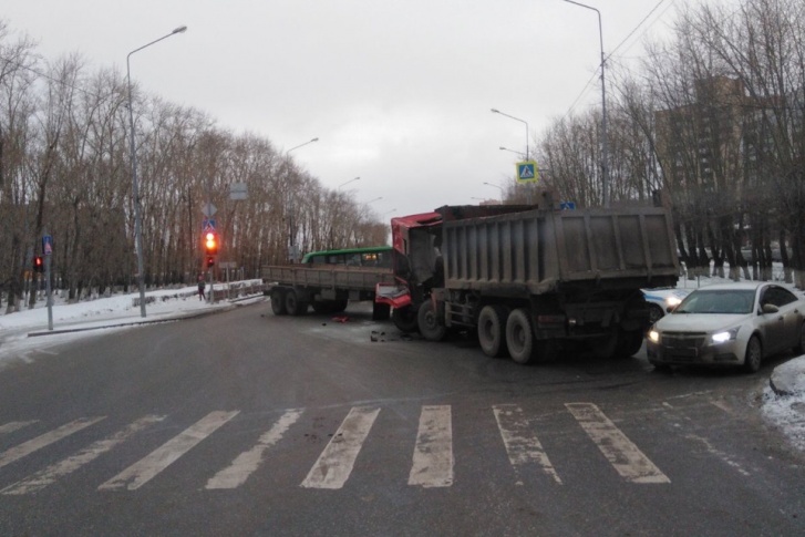 Авария серьёзно затруднила движение на проезжей части. В целом пробки в городе оцениваются в четыре балла Авария серьёзно затруднила движение на проезжей части. В целом пробки в городе оцениваются в четыре балла