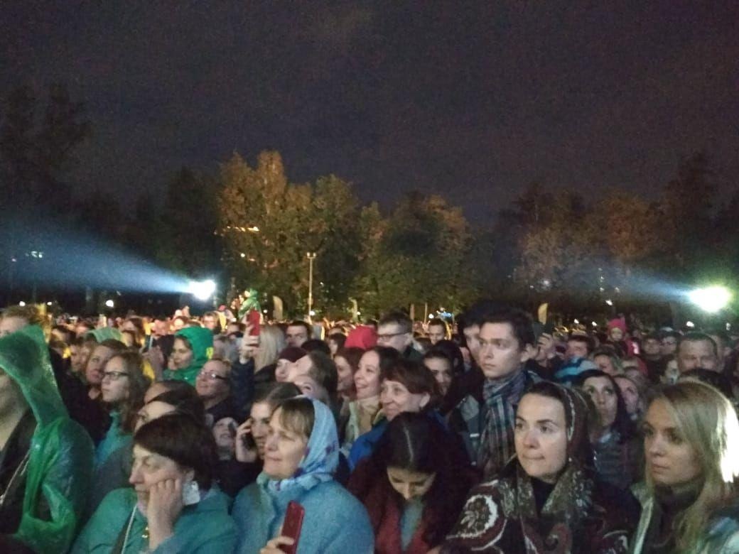 Сибиряки собрались перед сценой парка Сибиряки собрались перед сценой парка