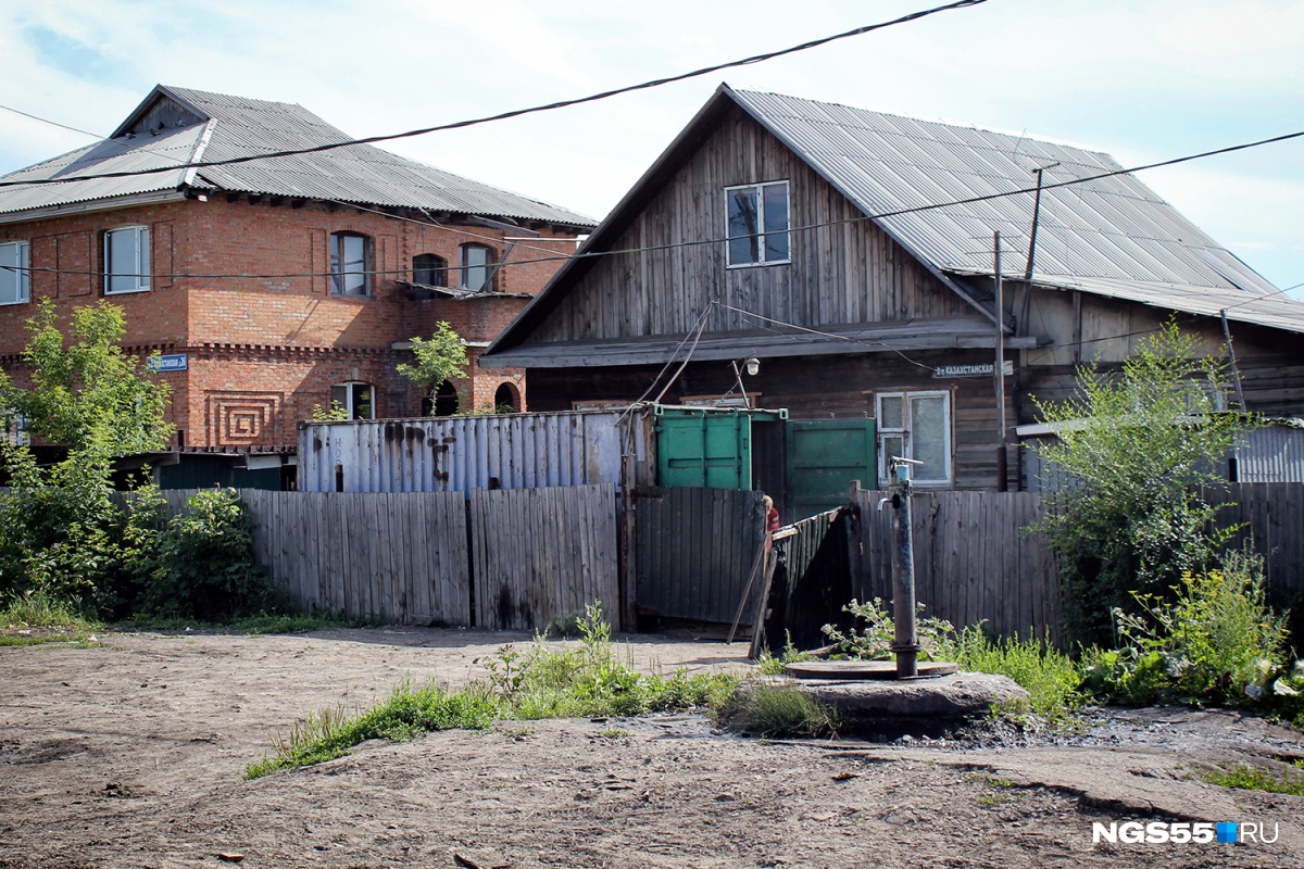 Цыганский посёлок в Омске: любовь к фото, предсказание и очень молодые