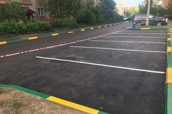 Придорожные бордюры во дворах покрасили жёлтым и зелёным цветами Придорожные бордюры во дворах покрасили жёлтым и зелёным цветами