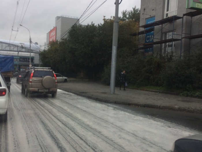 В пене оказалась проезжая часть улицы Большевистской в сторону центра города В пене оказалась проезжая часть улицы Большевистской в сторону центра города