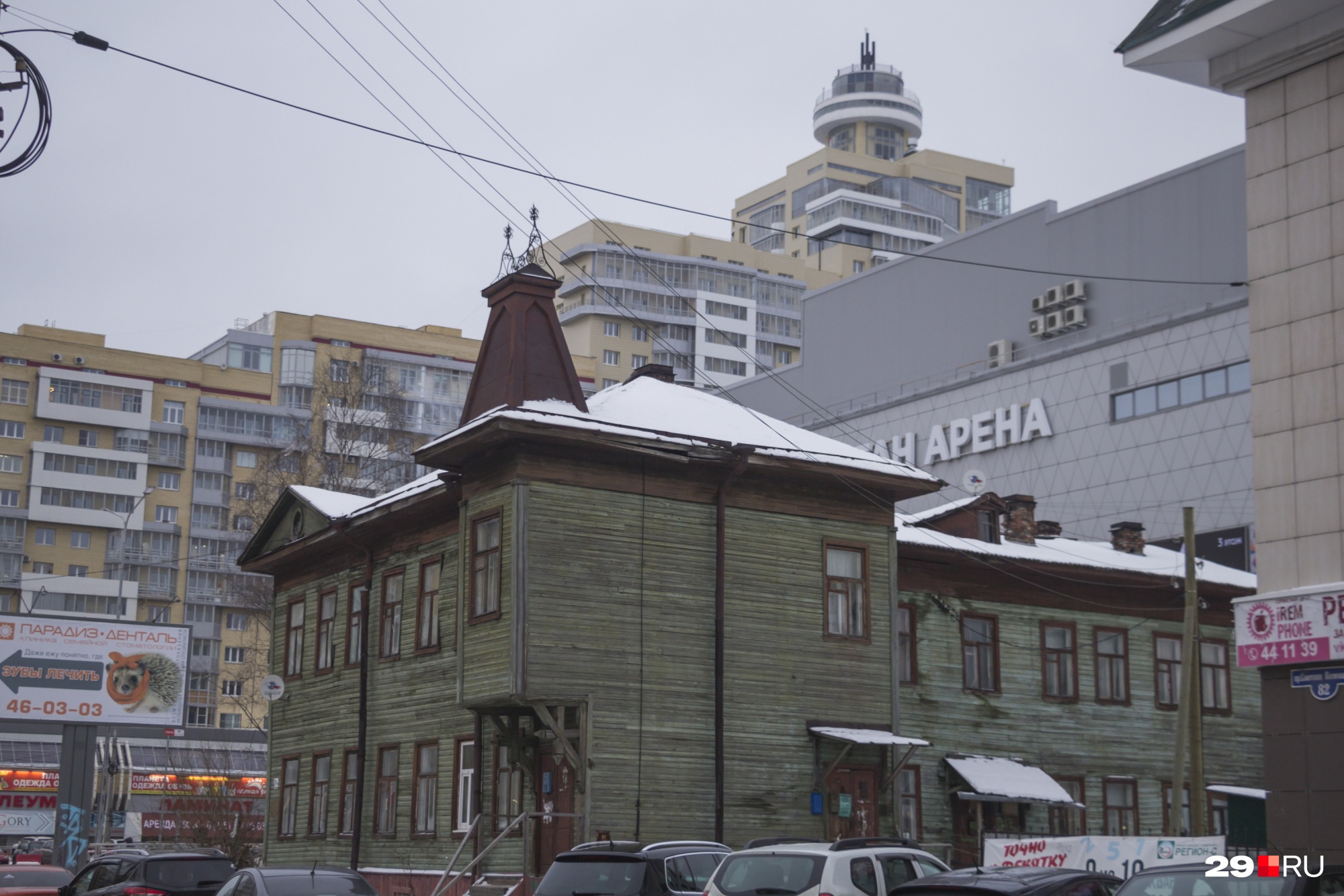 Жильцы гнилого памятника архитектуры говорят, что когда строили торговый центр, дом у них покосился еще больше. А когда центр открыли, они стали жертвами тинейджерских тусовок Жильцы гнилого памятника архитектуры говорят, что когда строили торговый центр, дом у них покосился еще больше. А когда центр открыли, они стали жертвами тинейджерских тусовок