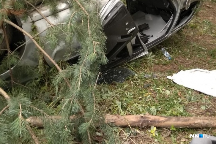 Автомобиль повалил деревья и перевернулся на крышу. Видно, что сидение находится не в машине Автомобиль повалил деревья и перевернулся на крышу. Видно, что сидение находится не в машине