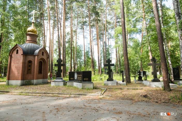Рядом — несколько одинаковых крестов. Они принадлежат семье Беляевых Рядом — несколько одинаковых крестов. Они принадлежат семье Беляевых