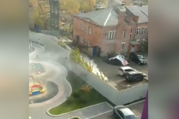 На видео заметен дым, но открытого огня не видно На видео заметен дым, но открытого огня не видно