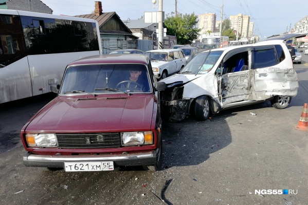 Виновника аварии доставили в больницу Виновника аварии доставили в больницу