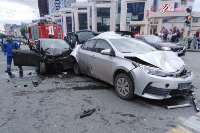 Водитель KIA на огромной скорости врезался в машину такси Водитель KIA на огромной скорости врезался в машину такси