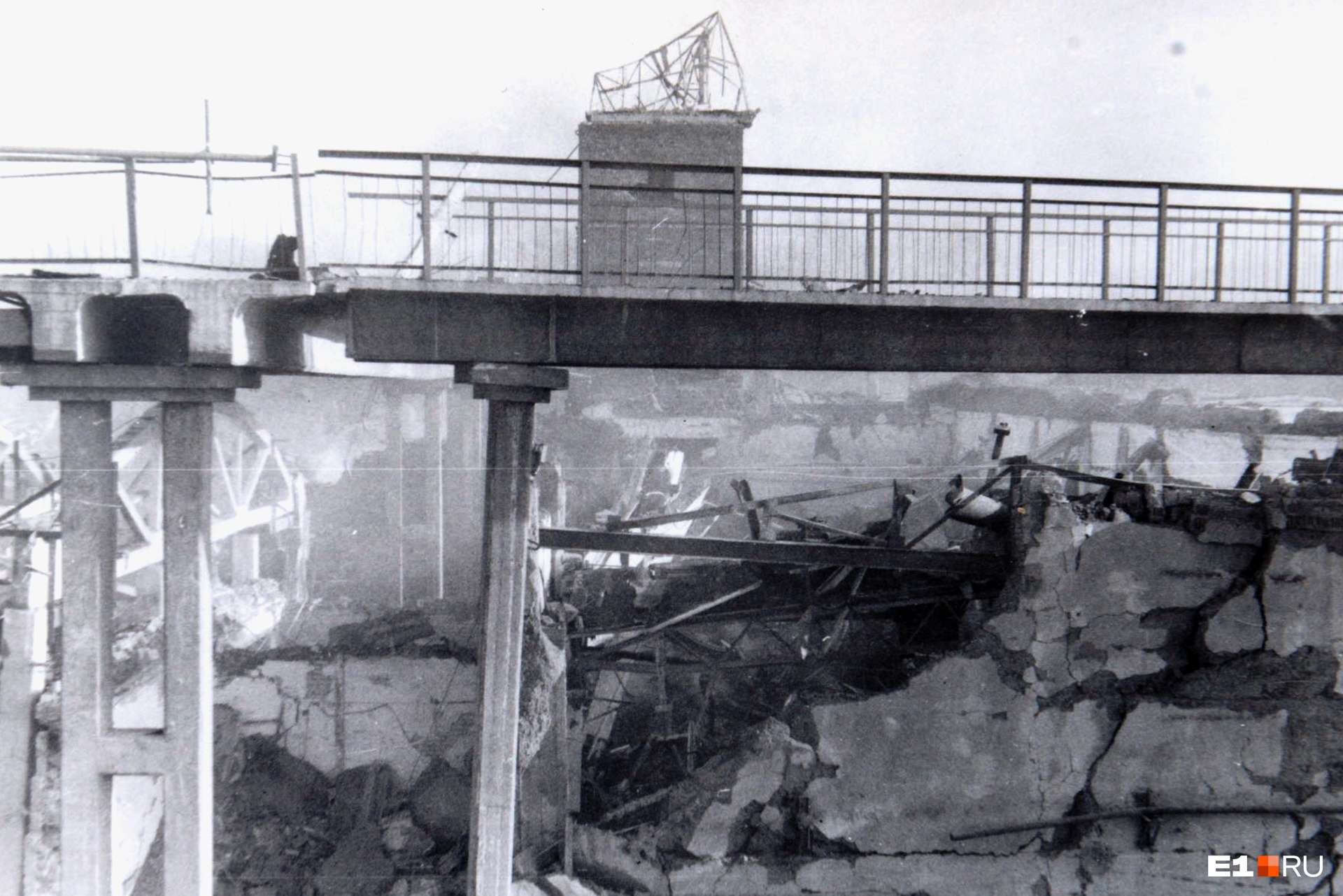 От взрыва разрушился мост через железнодорожные пути. Сейчас он восстановлен, но, проходя по новому участку, можно увидеть конструкции старого, оставшегося с 1988 года