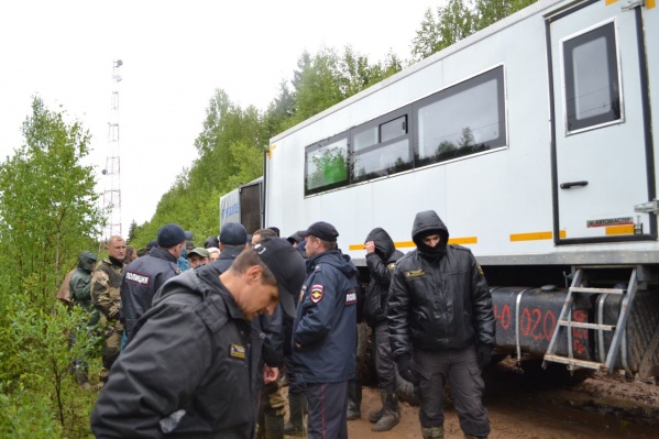 Активисты утверждают, что именно этот КАМАЗ сегодня отправился за топливом Активисты утверждают, что именно этот КАМАЗ сегодня отправился за топливом