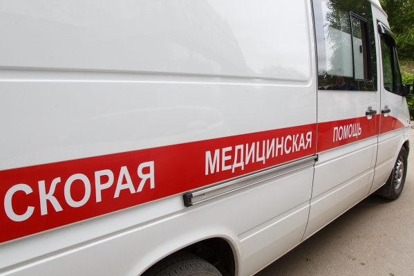 Спецмашинам пришлось потесниться, чтобы к месту дорожного ремонта подъехали медики Спецмашинам пришлось потесниться, чтобы к месту дорожного ремонта подъехали медики
