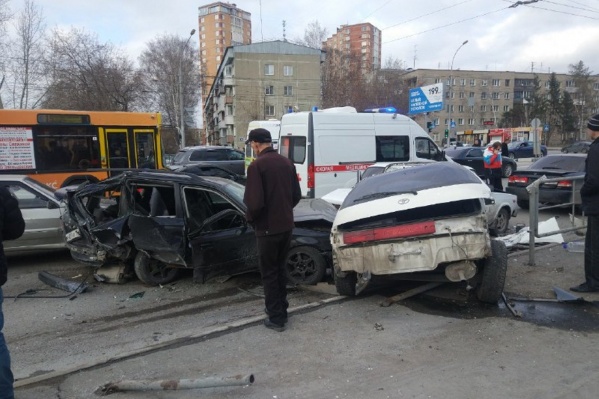 Авария произошла на перекрёстке улиц Кошурникова и Адриена Лежена Авария произошла на перекрёстке улиц Кошурникова и Адриена Лежена 