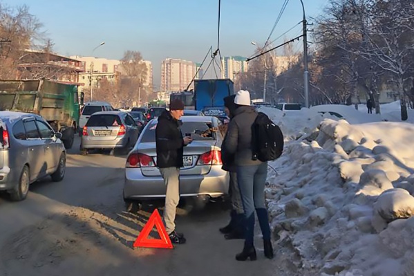 Токоприёмники троллейбуса упали на ехавший позади автомобиль Токоприёмники троллейбуса упали на ехавший позади автомобиль