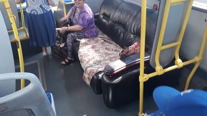 «Лежачие места для vip-пассажиров»: автобус с кожаным диваном в салоне заметили в Железногорске