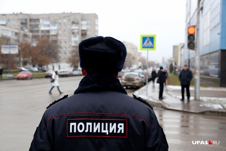 Следователи считают, что полицейские пытались выбить из задержанного признательные показания Следователи считают, что полицейские пытались выбить из задержанного признательные показания