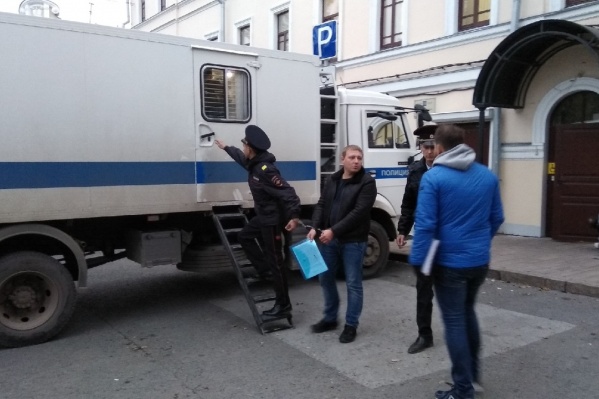 Активиста отправили в изолятор сразу после заседания суда Активиста отправили в изолятор сразу после заседания суда