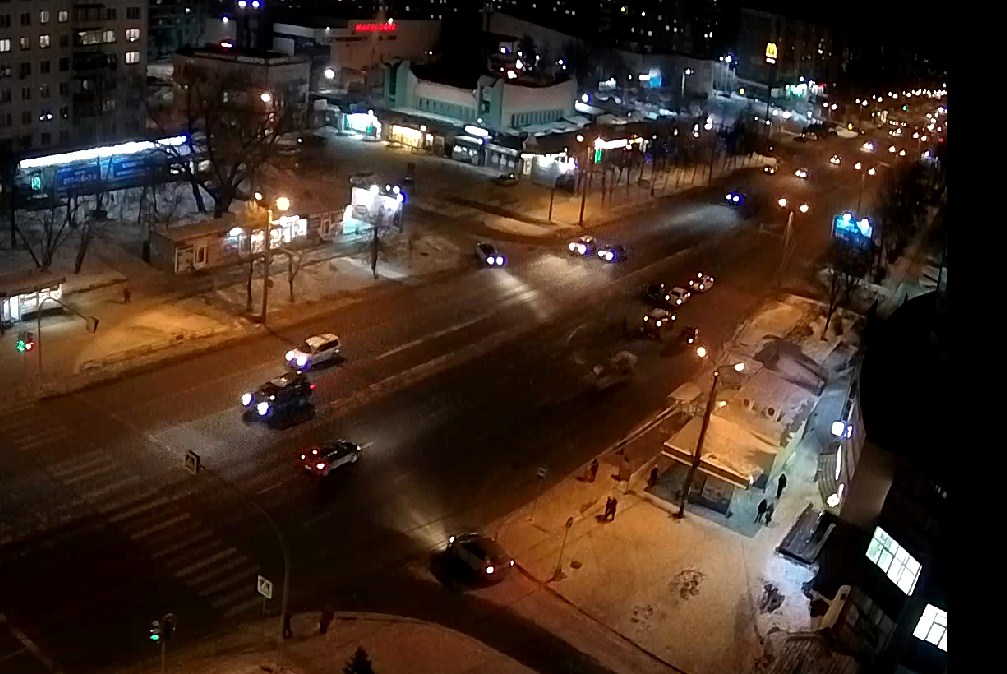 В ДТП с машиной ДПС в Челябинске тяжело ранен аварийный комиссар. Видео