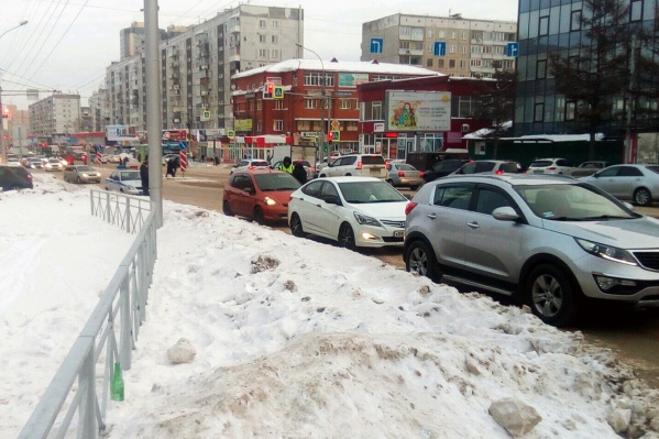 Экипаж полиции работает на углу улиц Бориса Богаткова и Федосеева Экипаж полиции работает на углу улиц Бориса Богаткова и Федосеева