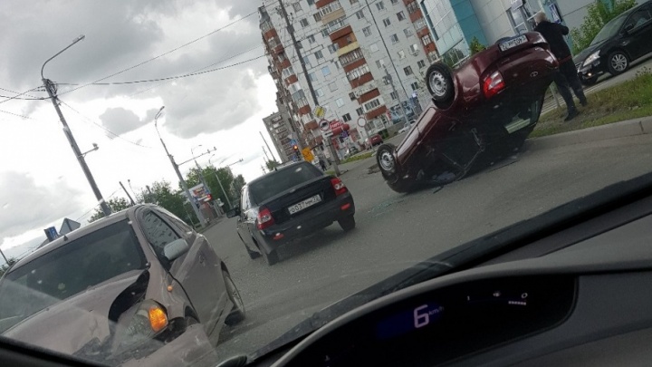 На перекрестке в Тюмени Toyota перевернула Lada Granta
