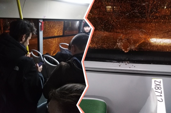 В окне образовалась дыра, всё стекло покрыли трещины В окне образовалась дыра, всё стекло покрыли трещины