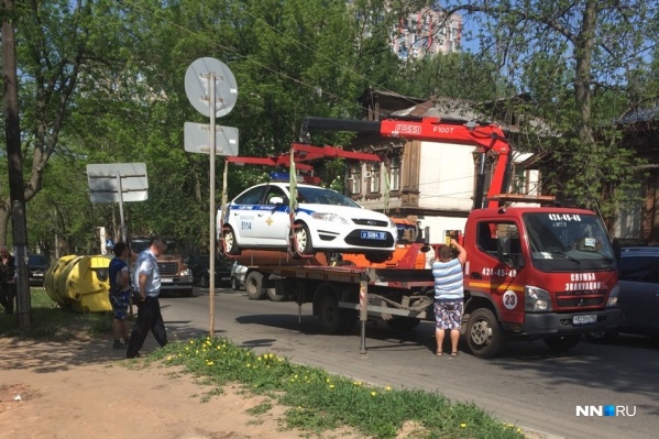 Видео эвакуатор забирает машину