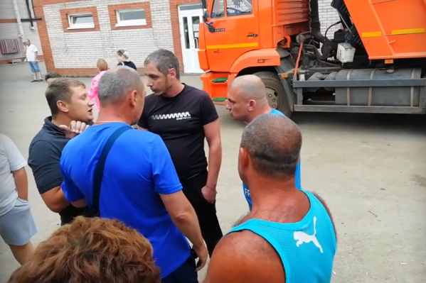 Туристы ругались и не хотели менять автобус Туристы ругались и не хотели менять автобус