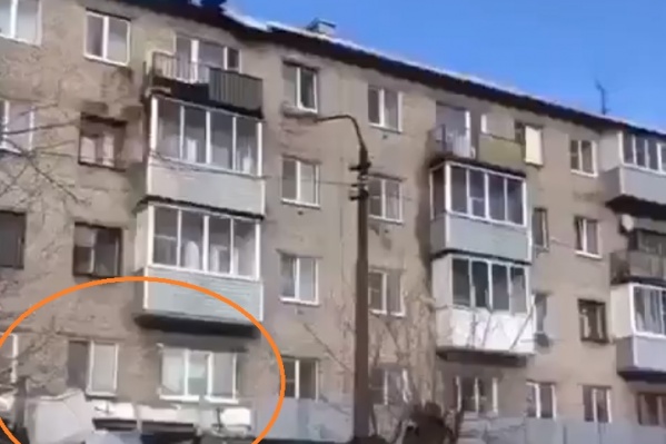 Слетавшие с крыши железные листы не остановили рабочих Слетавшие с крыши железные листы не остановили рабочих
