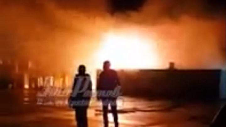 «Огонь по проводке пойдет»: на складах в Батайске произошел пожар