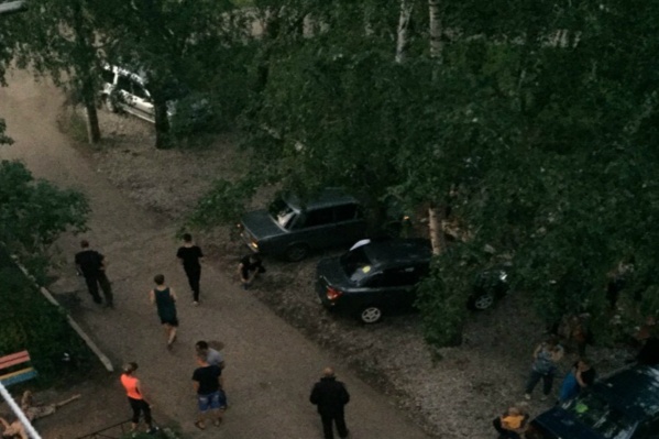 Парня догнали прямо возле подъезда, убежать не удалось Парня догнали прямо возле подъезда, убежать не удалось