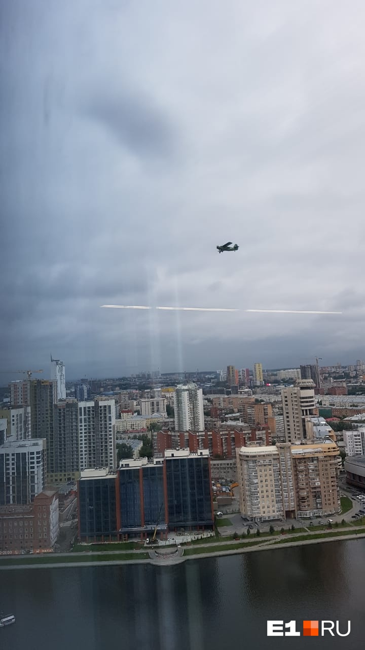 Ан-2 (так самолет опознал читатель) сделал круг над центром города Ан-2 (так самолет опознал читатель) сделал круг над центром города 