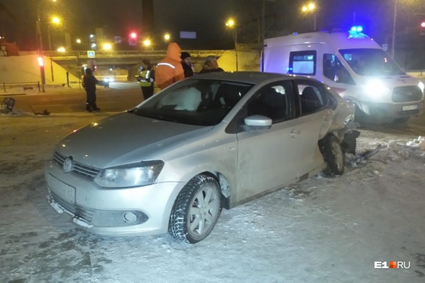 Volkswagen Polo вынесло на тротуар. К счастью, людей там не было Volkswagen Polo вынесло на тротуар. К счастью, людей там не было