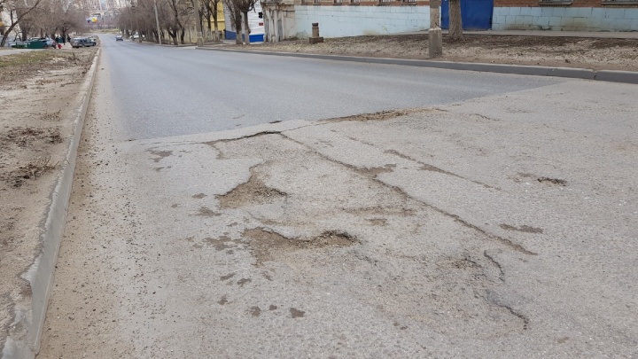 «Трещит, как лоскутное одеяло»: дорога в центре Волгограда ползет на части после ремонта «Концессий»