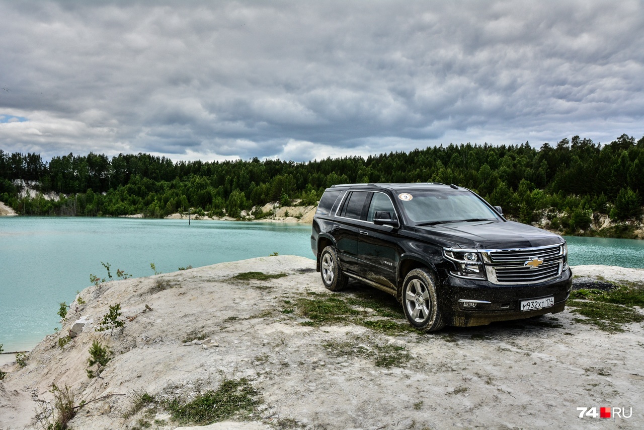 Chevrolet Tahoe позирует на фоне каолинового карьера Chevrolet Tahoe позирует на фоне каолинового карьера