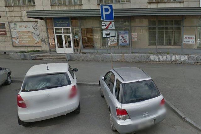 Парковка в этом месте улицы Коммуны разрешена, но параллельно краю проезжей части Парковка в этом месте улицы Коммуны разрешена, но параллельно краю проезжей части