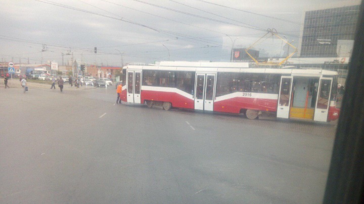 Трамвай сошёл с рельсов на площади Труда