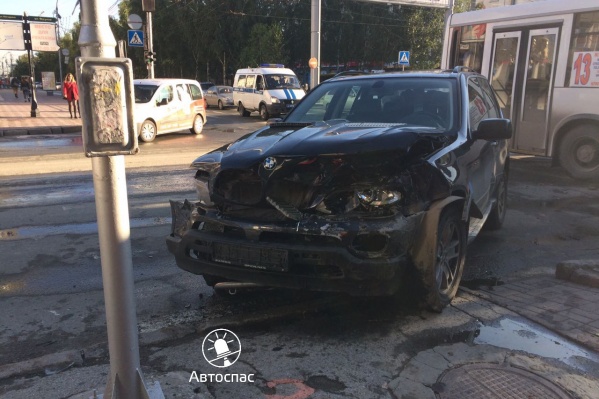 BMW X5 врезался в Toyota Corolla и отлетел к тротуару BMW X5 врезался в Toyota Corolla и отлетел к тротуару